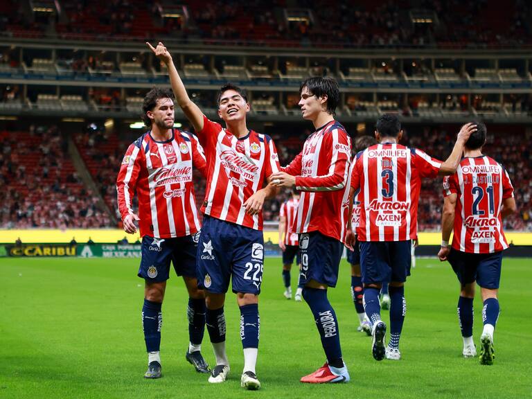 Chivas derrota a Necaxa y amarga el regreso de Fernando Gago al Estadio Akron