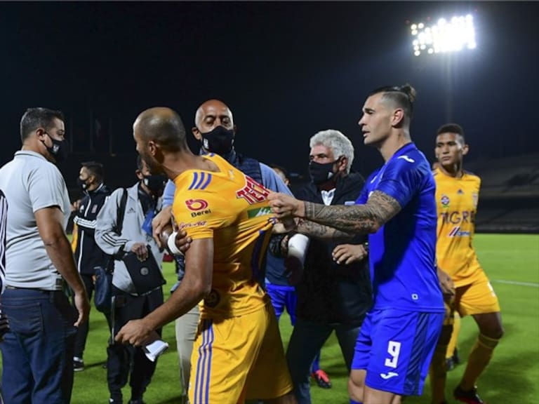 Siboldi vs Guido Pizarro. Foto: Mexsport