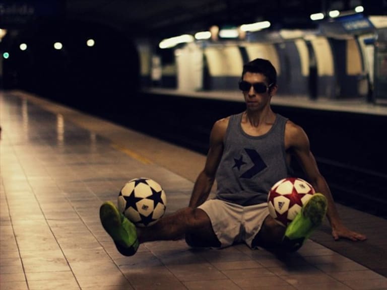 El arte de hacer malabares con el balón del argentino Carlos Iacono