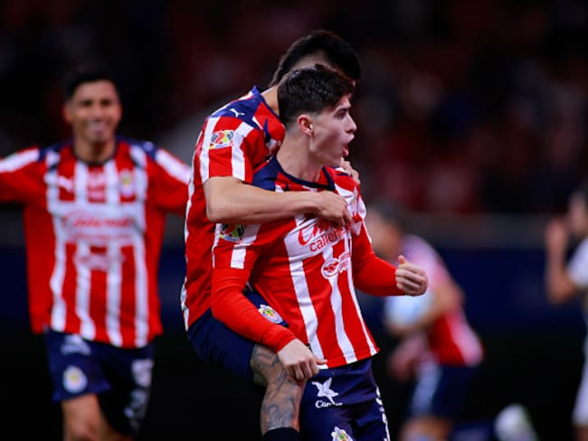 Chivas rescata el empate ante Pumas con polémico penal de último minuto