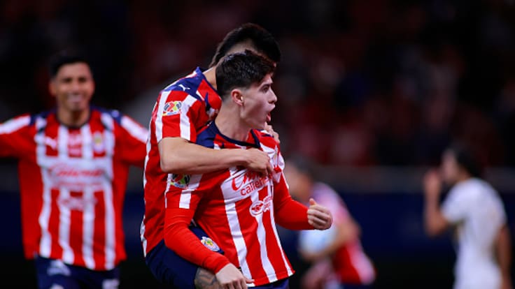 Chivas rescata el empate ante Pumas con polémico penal de último minuto