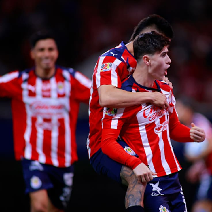 Chivas rescata el empate ante Pumas con polémico penal de último minuto