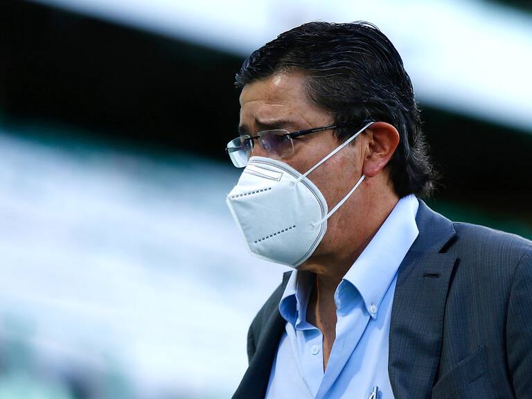 TORREON, MEXICO - AUGUST 02: Luis Fernando Tena, Head Coach of Chivas looks on during the 2nd round match between Santos Laguna and Chivas as part of the Torneo Guard1anes 2020 Liga MX at Corona Stadium on August 2, 2020 in Torreon, Mexico. (Photo by Armando Marin/Jam Media/Getty Images)