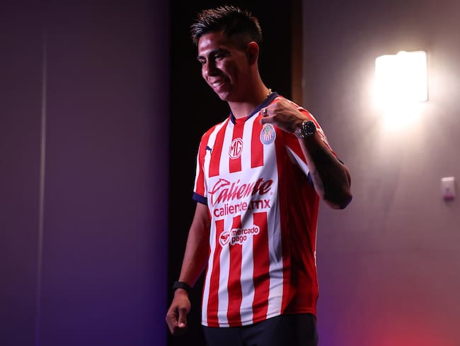 Efraín Álvarez, primer refuerzo de Chivas para el Apertura 2025