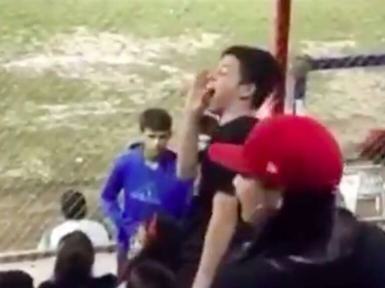 Aficionado pidiendo la "Tusa" . Foto: Especial