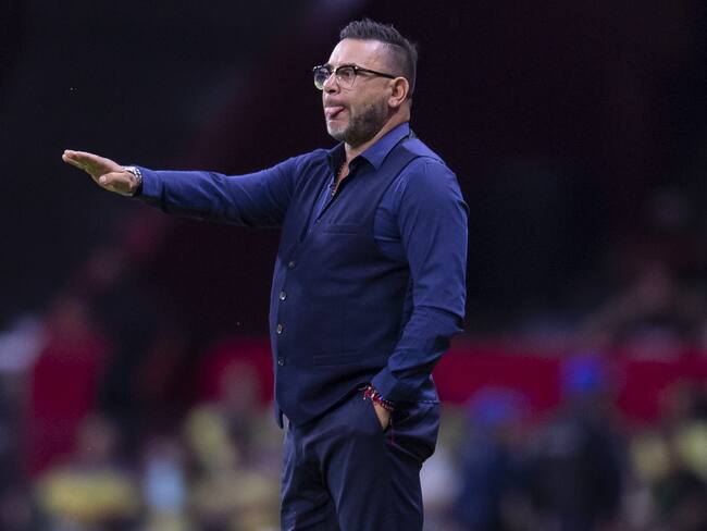 Turco Mohamed fue a buscar a los árbitros a su vestidor tras el América contra Pumas