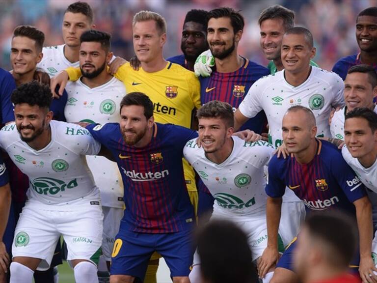 Ambos equipos unidos en honor de los fallecidos en el accidente. Foto: Getty images