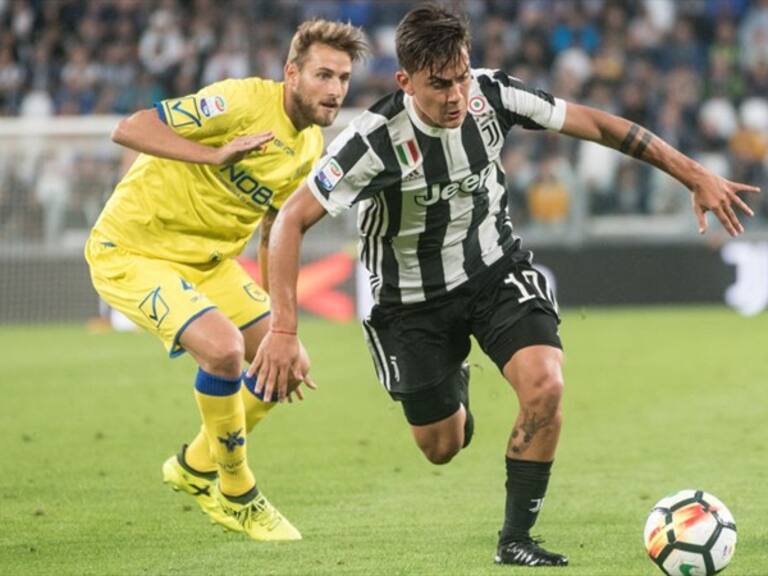 Jugadores disputan un balón. Foto: Getty Images