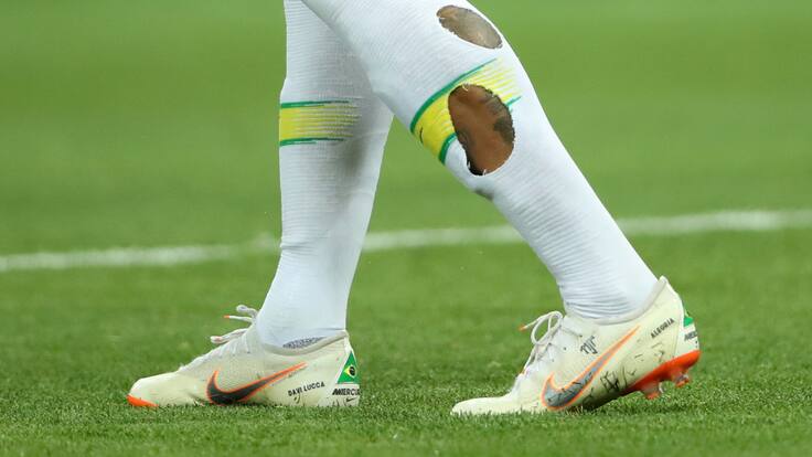 Agujeros en las medias de los futbolistas, descubre por qué lo hacen