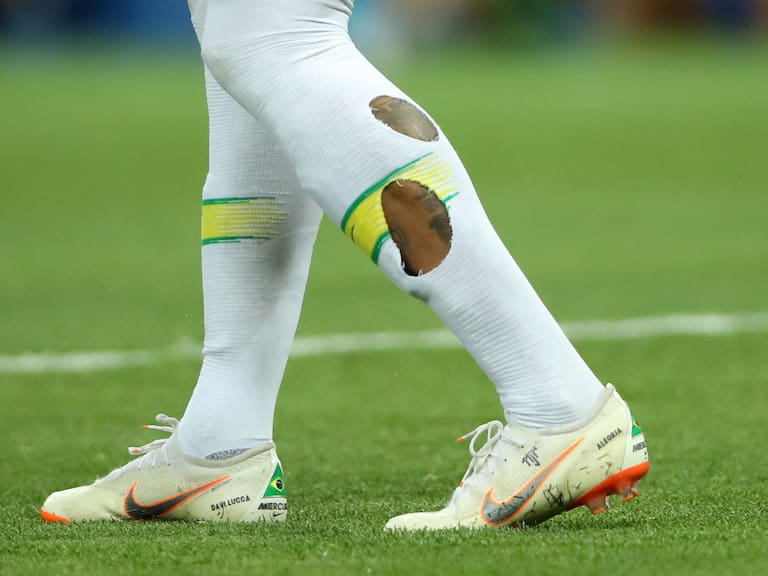 Neymar con agujeros en sus calcetas