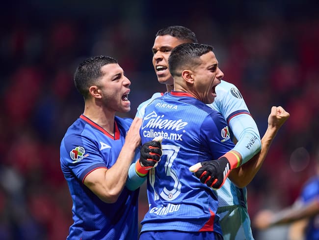 Volpi falla dos penales y Cruz Azul celebra triunfo agónico
