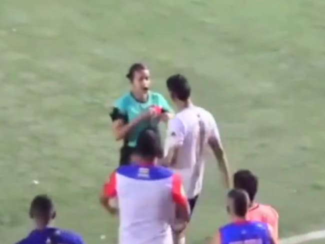 Árbitra Vanessa Ceballos es agredida por un jugador en la Primera C de Colombia