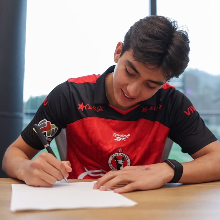 Gilberto Mora extiende su contrato con Xolos y usará el número 10