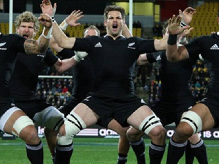 Los All Blacks quiebran a Inglaterra sobre el final