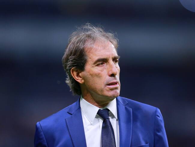 Guillermo Almada: Ponen en riesgo la salud de los futbolistas; los de pantalón largo nunca pisaron la cancha