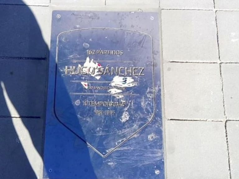 Placa de Hugo Sánchez maltratada. Foto: Twitter