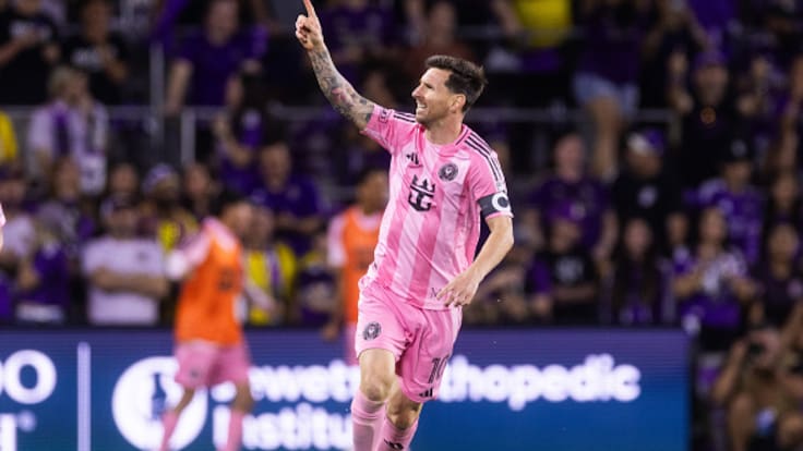 Messi acecha los 900 goles en su carrera; apunta al récord histórico de CR7 como el máximo goleador en activo