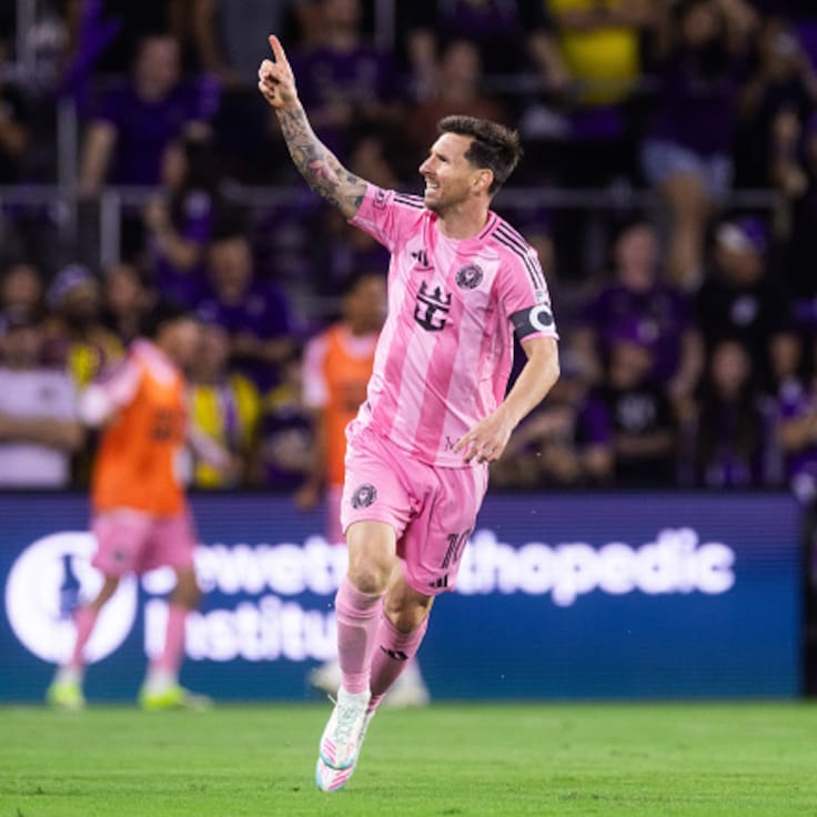 Messi acecha los 900 goles en su carrera; apunta al récord histórico de CR7 como el máximo goleador en activo