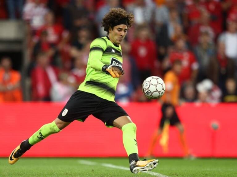 Guillermo Ochoa despeja un balón . Foto: Getty Images