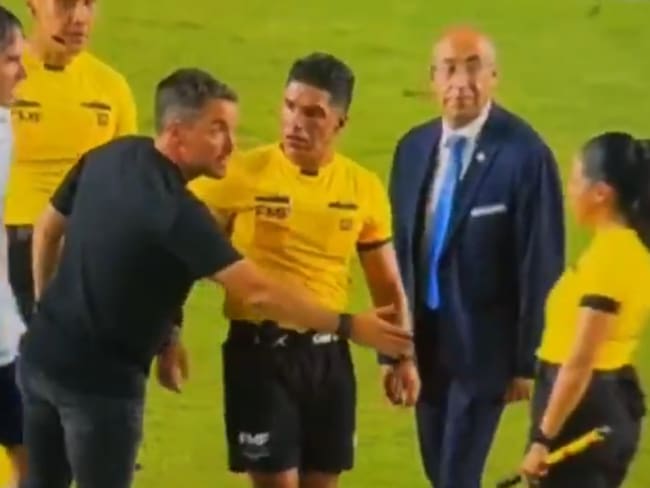 Karen Díaz niega saludo a Nicolás Larcamón tras reclamos del estratega | VIDEO