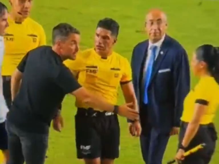 Karen Díaz niega saludo a Nicolás Larcamón tras reclamos del estratega | VIDEO