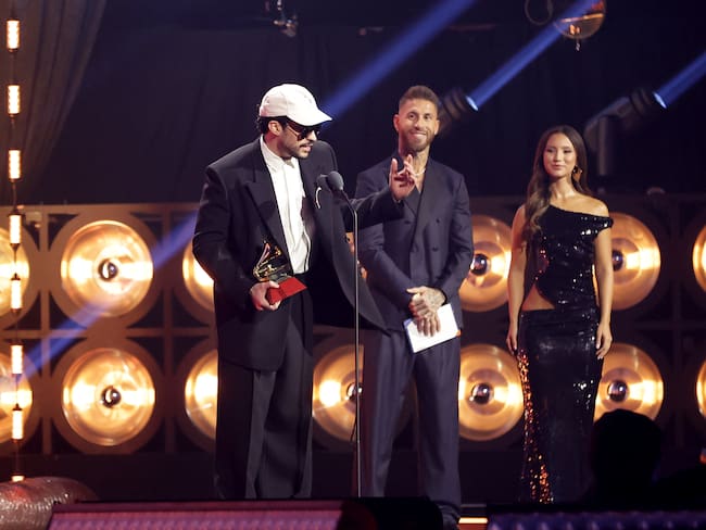 Sergio Ramos sube al escenario de los Latin Grammy y entrega el premio a Bad Bunny