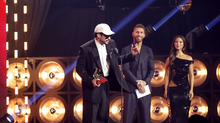 Sergio Ramos sube al escenario de los Latin Grammy y entrega el premio a Bad Bunny