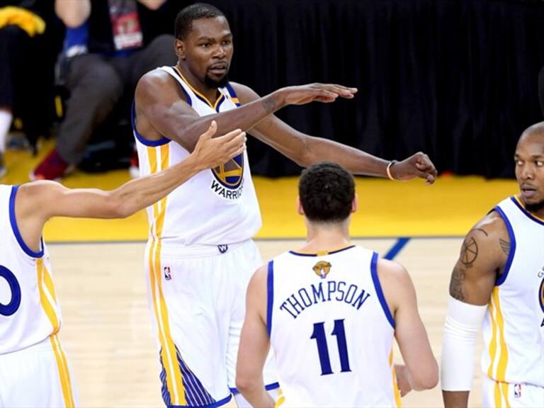 Curry y Durant anotaron 65 puntos entre los dos. Foto: Getty