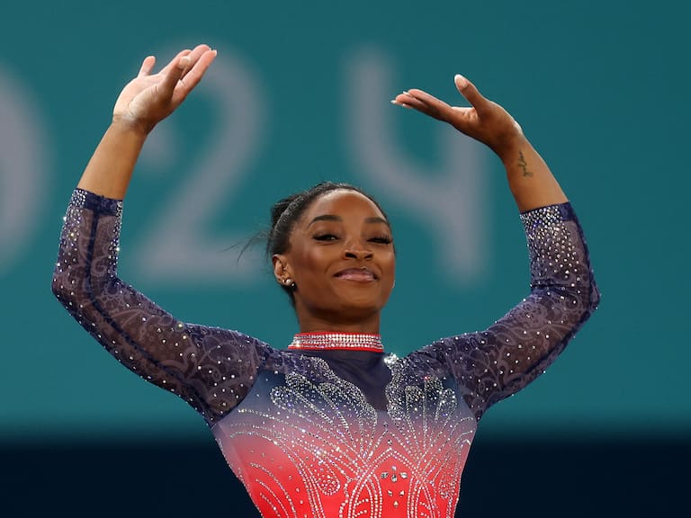 Madre biológica de Simone Biles reaparece tras abandonarla a los seis años: ‘Le pido que me perdone’