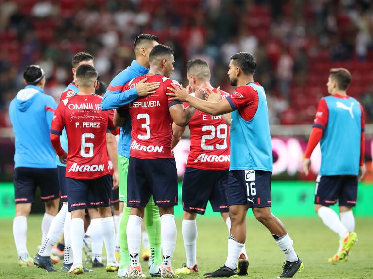 Chivas goleó a Pumas en el Akron