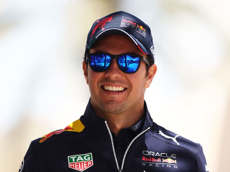 Checo Pérez presentó su línea de ropa con Acapella.