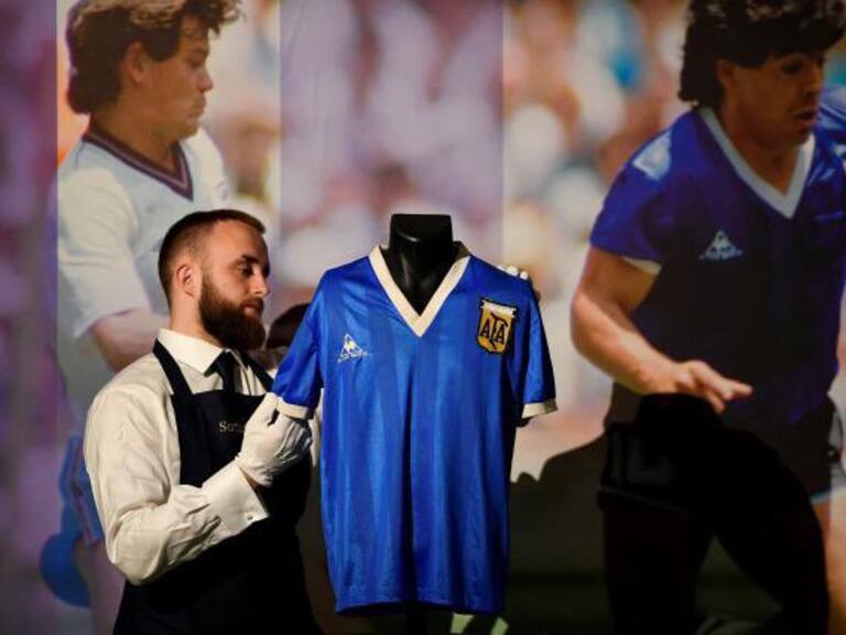 El jersey de Maradona con el que marcó la 'Mano de Dios' fue vendido en 9.3 MDD