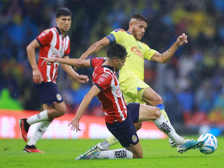 MEXICO CITY, MEXICO - SEPTEMBER 16: Ricardo Marin of Chivas battles for possession with Jonathan Dos Santos of America during the 8th round match between America and Chivas as part of the Torneo Apertura 2023 Liga MX at Azteca Stadium on September 16, 2023 in Mexico City, Mexico. (Photo by Hector Vivas/Getty Images)