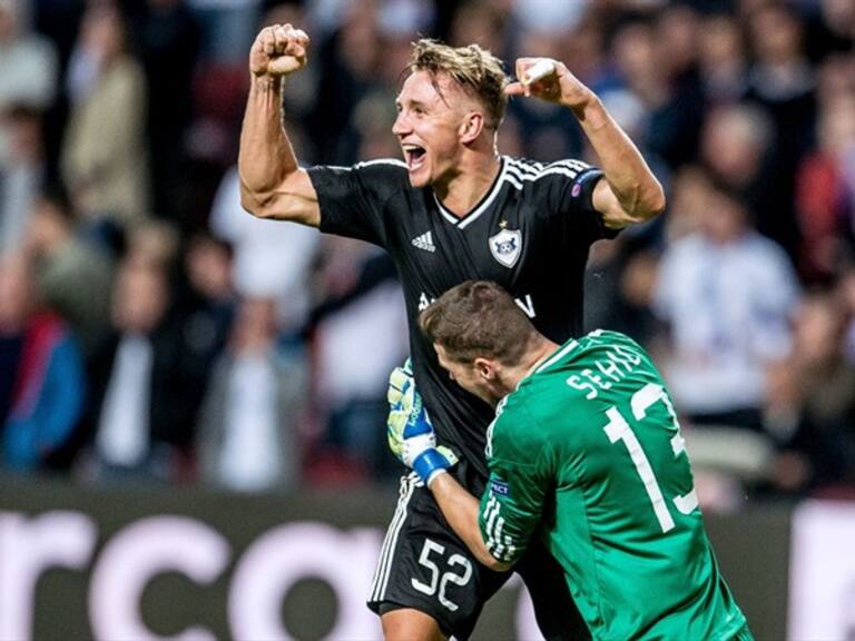 Los jugadores del Qarabag festejan el pase a la fase de grupos de la Champions League. Foto: