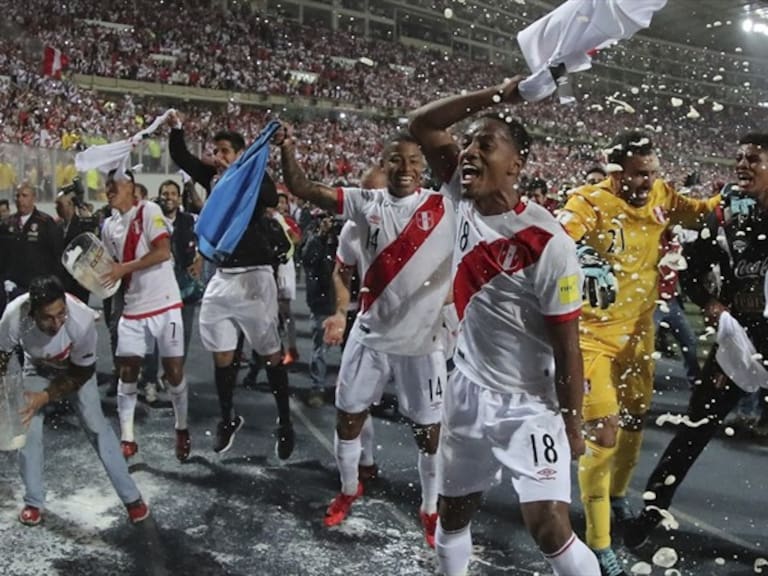 Jugadores de Perú, el actual campeón no oficial, celebran su pase a Rusia 2018. Foto: Getty Images