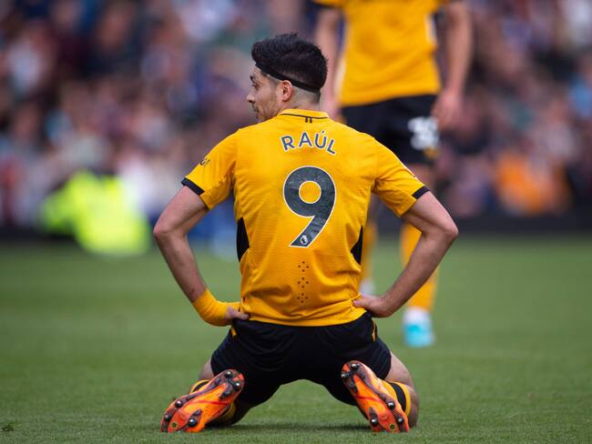 ¡Raúl Jiménez lesionado! Estará varias semanas fuera con los Wolves a 4 meses de Qatar
