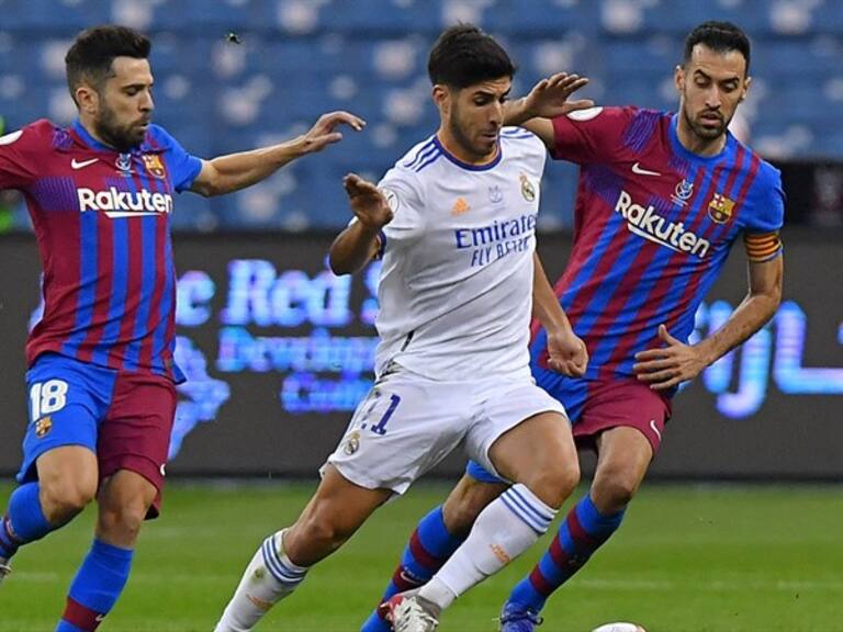 Real Madrid y Barcelona disputando la semifinal de la Super Copa. Foto: Getty