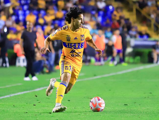 Diego Lainez le lanza un dardo a Santiago Baños