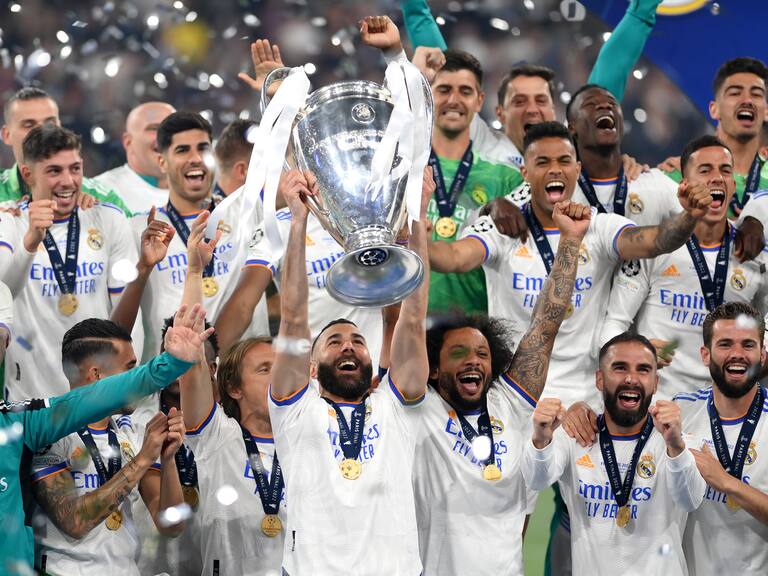 Karim Benzema levantando la Champions League