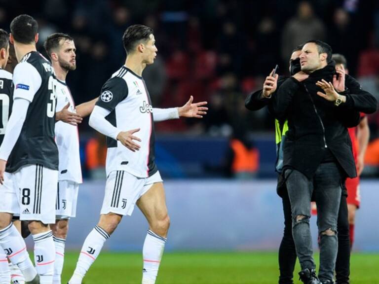 Cristiano Ronaldo intentó patear a un fan . Foto: Getty Images