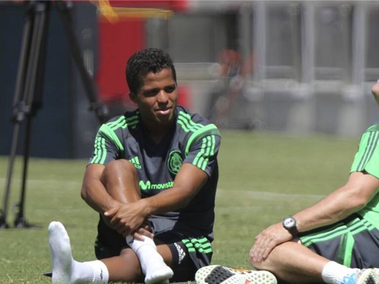 Giovani Dos Santos y Miguel Herrera. Foto: Getty Images