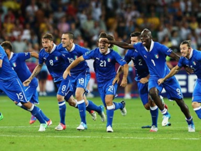 Vence Italia 2-1 a Inglaterra en su debut por la Copa del Mundo