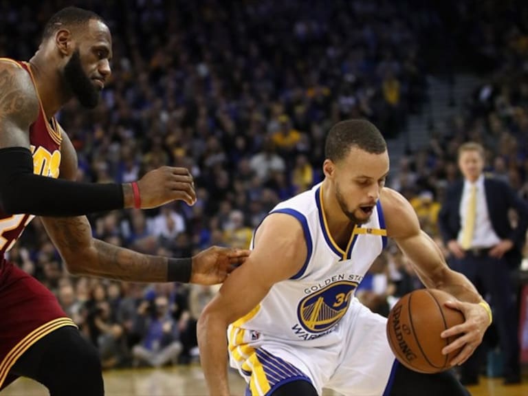 Curry y LeBron durante un partido de temporada regular. Foto: Getty
