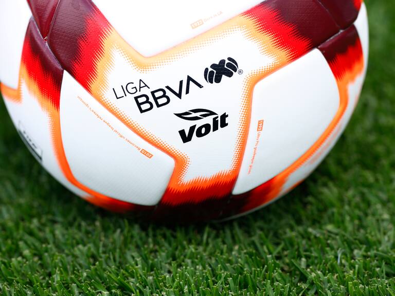 SAN LUIS POTOSI, MEXICO - APRIL 09: Detail of the official match balls prior the 13th round match between Atletico San Luis and Leon as part of the Torneo Grita Mexico C22 Liga MX at Estadio Alfonso Lastras on April 9, 2022 in San Luis Potosi, Mexico. (Photo by Leopoldo Smith/Getty Images)