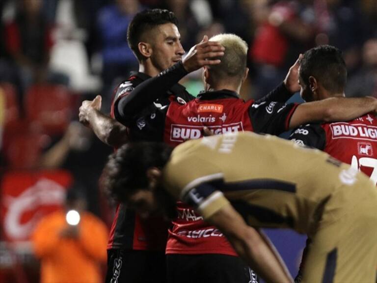 A pesar de la derrota, Pumas se mantiene tercero de la tabla y Xolos entra zona de liguilla, en el octavo lugar. Fotos: Getty Images.