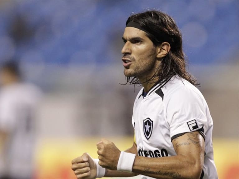 Con 44 años y tras 31 equipos, 'El Loco' Abreu se retira del futbol