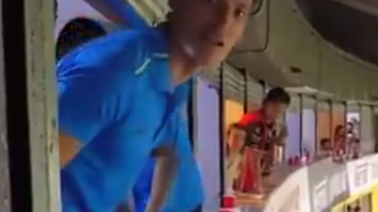 Chiquete Orozco explota contra aficionado del Atlas y pierde la cabeza | VIDEO