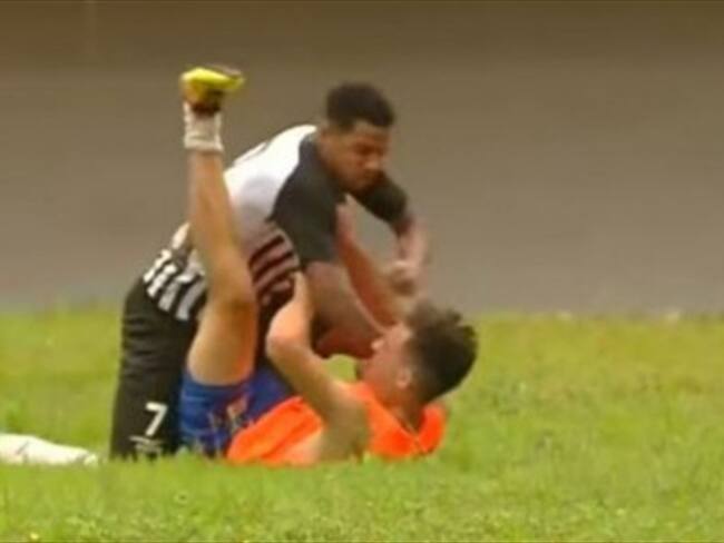 Jugador de fútbol golpea a recogebalones