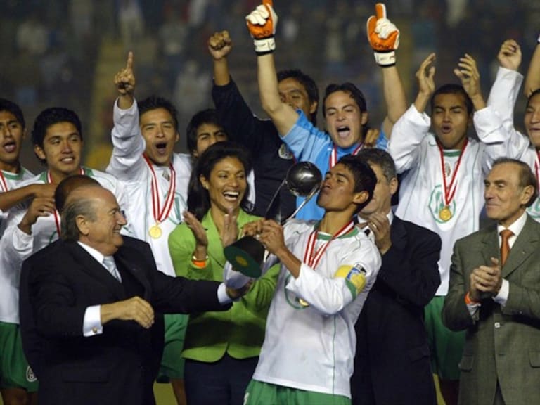 Patricio Araujo levantando la copa. Foto: Getty Images