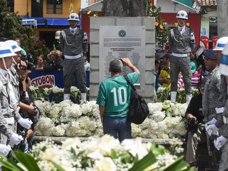 La afición homenajeó al Chapecoense. Foto: Getty Images